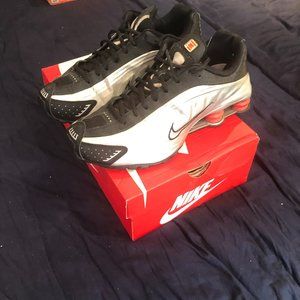 Nike Shox R4 Sz 10.5 - Black w/ Metallic Silver